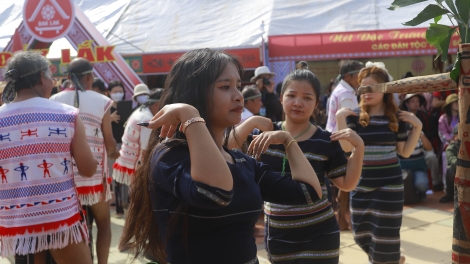 Khuyên con cháu gìn giữ văn hoá dân tộc