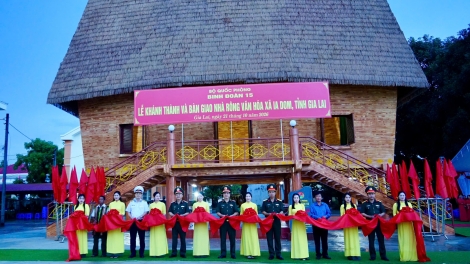 Gia Lai: Quân đội xây nhà rông tặng nhân dân biên giới