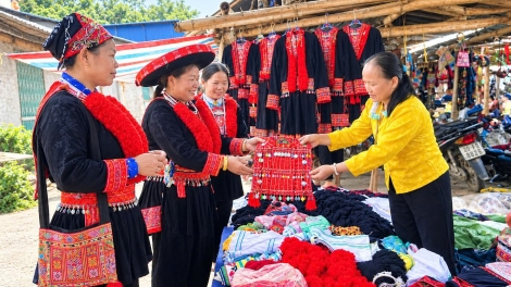 Người Dao giữ gìn trang phục truyền thống qua chợ phiên
