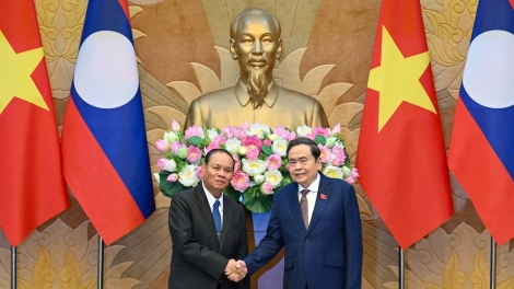 Kruanh Quốc hội Trần Thanh Mẫn wơt Rnâng kan Ban Bí thư Trung ương Đảng Nhân dân Cách mạng Lào 