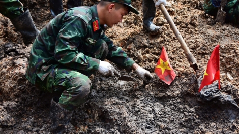 Kôch akŏm đei dơ̆ng 13 kơl ƀô̆ đô̆i lôch dŏng teh đak tơ̆ Cham să Lê Thị Riêng