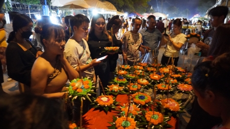 Độc đáo thuyền đèn hoa đăng – nét đẹp văn hoá tâm linh của người Lào