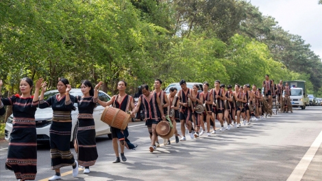 Iêu mthưr mnuih ƀuôn sang tui hluê Đảng, Bác Hồ (Kêu gọi đồng bào theo Đảng, Bác Hồ)