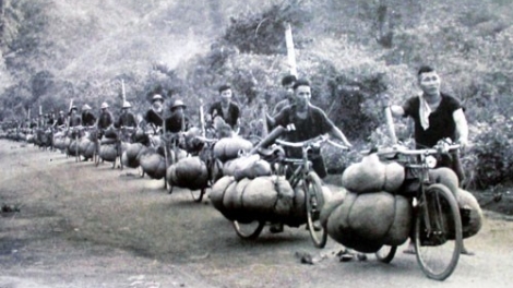 Hadah mbaok thanh niên xung phong angaok jalan apui anh hùng