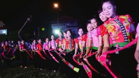 Vaih mai rivang Muong Lo-palei hu dom ragam tamia xoe