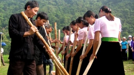 Adat mbang lisei barau di urang Mảng