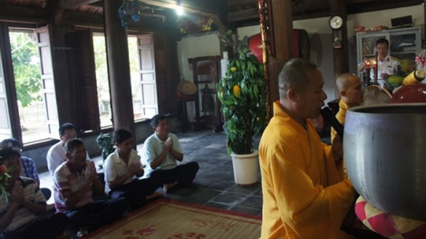 Dom ong Bhik raok xuan di Truong Sa