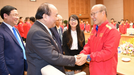 Thủ tướng Nguyễn Xuân Phúc hu payua harak tadhau yuh song pachreih Huấn luyện viên trưởng Đội tuyển caoh blong likei Việt Nam