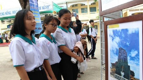 Harei ini 27/11/2020, di Sang bac Trung học Phổ thông chuyên Phan Chu Trinh, ban Phan Thiết, tỉnh Bình Thuận, Cục Pathau khan cơ sở -Mentri Thông tin saong Truyền thông pambuak saong Sở Pathau khan saong Truyền thông, Sở Pato megru tỉnh Bình Thuận peih parang iek “Hoàng Sa, Trường Sa di Việt Nam