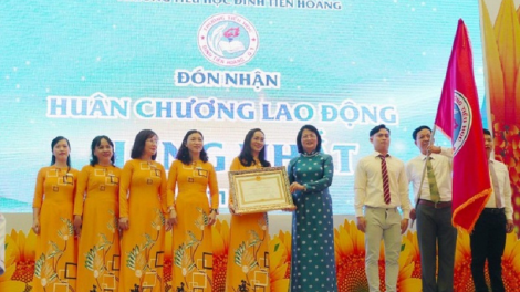 Uan harei Gru pato Việt Nam 20/11, mesup ini (19/11), Phó akaok negar Đặng Thị Ngọc Thịnh hu mai tadhau ayuh gru pato sang bac Tiểu học Đinh Tiên Hoàng, Quận 1, TPHCM saong pok Huân chương Lao động hạng Nhất ka sang bac