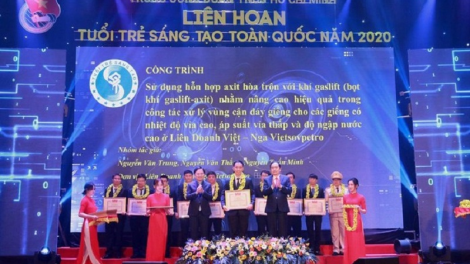 Di sang bac Đại học Quốc gia Hà Nội, kapul dam dara Cộng sản Hồ Chí Minh pakat negar peih bruk pok meyaom, jao Giải thưởng urang ranaih hadah krah pakat negar song pataom iek veik harei pataom dam dara hadah krah pakat negar thun 2020.