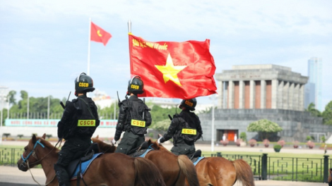 Harei ni, Kapul cảnh sát cơ động ndik saih hu tabiak mbaok  di Lăng Chủ tịch Hồ Chí Minh song boh sang Quốc hội, Hà Nội.