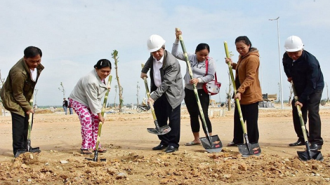 Phó Thủ tướng Vũ Đức Đam dang kaok nyaom biai tapak ba tabiak  bruk gah y tế thun 2020 saong pacang caga jit Covid 19