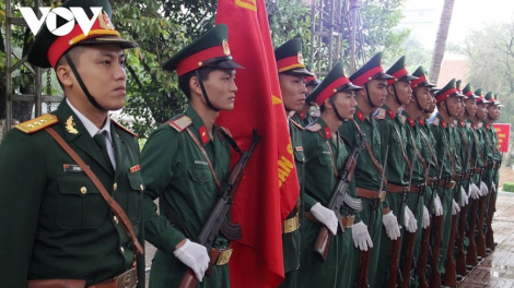 Mentri Quốc phòng saong Bộ Tư lệnh Quân khu 4 brei tagok quân hàm ka dom urang jakar, urang lin chuyên nghiệp, hạ sĩ quan urang lin di Đoàn Kinh tế - Quốc phòng 337, Quân khu 4 metai tuk ngak bruk