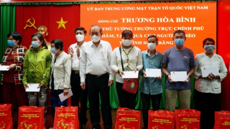 Harei 3/2, Phó Thủ tướng Trương Hòa Bình saong kapul ngak bruk Trung ương hu nao ravang, alin 300 paok pandap Tết thun sak kubau ka dom sang bhap bini bangsa takik, sang gaok kan kandah, sang kathaot di tỉnh Sóc Trăng.