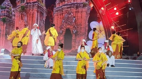 “Thun bahrau taom gaok dom nghệ sĩ ranaih umo urang Cam”.