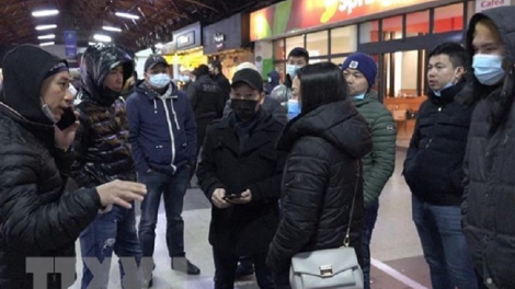 Kapal haok taduan pajeng jaik 300 urang Việt meng Ukraine mai taneh ia par tagok meng Bucharest (Romania),