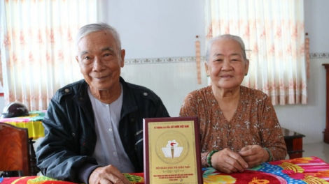 Taha ngak nong miền Tây bhian pasiam jalan mbak ngak pahal hu 18  anek, taco ngak gru pato