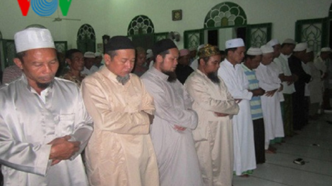 Bhap bini Cam di An Giang hu 17 ribau urang, taong abih jeng tui agama Islam, hu 12 sang megik saong 16 surao. Roya Haji thun ini.