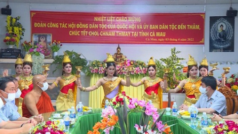 Uan raok Tết Chôl Chnăm Thmây thun 2022 di bhap bini Khmer, Mban bangsa tỉnh Trà Vinh pambuak saong Gilang Pariak cổ phần Ngoại thương Viet Nam (Vietcombank) - Dhar tỉnh Trà Vinh