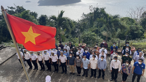 Ginreih adat chào cờ angaok pulao Hon Khoai