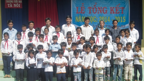 Bh’rợ đơơng âng cr’liêng chữ tước ooy học sinh zr’lụ da ding k’coong Ninh Thuận