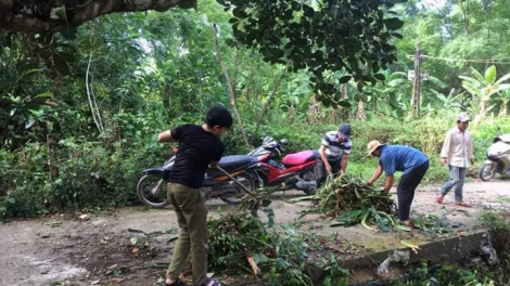 Cán bộ, đhanuôr chr’val da ding ca coong Hòa Bắc​Pa choom lâng bhrợ têng cơnh Bác Hồ