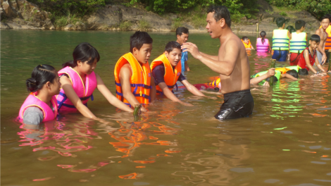 Pa choom bh’rợ zâl cha groong hr’lêệng đác đoọng ha học sinh zr’lụ da ding k’coong Trà Bồng