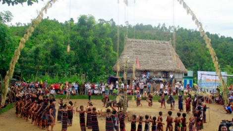 A’luốt Crơtót đh’riêng xa’nưl pr’hay chr’nắp âng manứih Cơtu