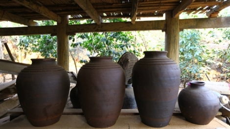 Ting bil pất a’năm bh’rợ gốm Mường Chanh