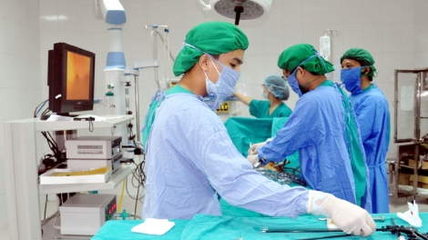 “Bác sỹ đươi đh’rứah”Âng đơơng manứih zư padứah chô đăn lấh mơ lâng apêê k’ay