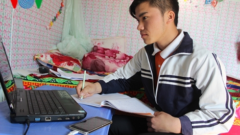 Sinh viên Vàng A Mẻ, ma nuýh kiêng pa bhlầng đợ za nươu tợơ n’loong hi la crâng đoọng pa dứah manuýh jéh k’ay