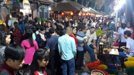 Festival bh’rợ tr’nêng truyền thống Huế 2017: Pa’dưr pa’xớc vel bhươl bh’rợ tr’nêng bấc cơnh bh’nơơn pr’đươi đoọng ha bhiệc du lịch