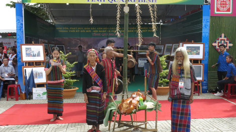 T’ngay bhiệc bhan văn hoá zâp acoon cóh miền Trung-Đhị k’rong pazưm zâp pr’hoọm laliêm