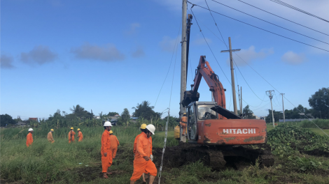 Điện lực miền Trung: T’bhlâng pa liêm pa crêê điện đoọng vêy điện ha manuyh đươi dua