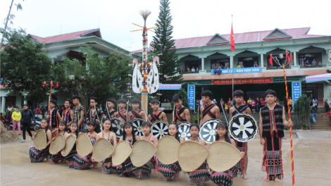 Học sinh Tây Giang r’rộ r’răm bhrợ têng bhiệc bhan cha ha roo t’mêê