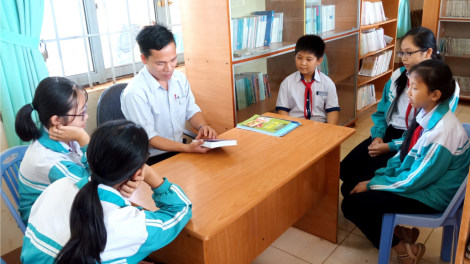 Đắk Lắk: Thầy giáo xrặ bhrợ truyện thơ ooy Ava Hồ cóh 9 c’moo