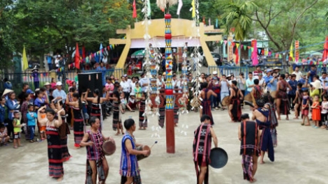 Liên hoan văn hoá-thể thao lâng padưr cớ bhiệc bhan ty đenh âng manứih Cơ Tu