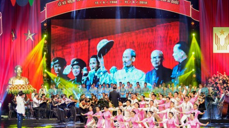 Apêê bhriêl choom bhlầng giao lưu đhị bêl bhiệc bhan hơnh déh 70 c’moo t’ngay Chủ tịch Hồ Chí Minh t’đang thi đua chắp kiêng k’tiếc k’ruung