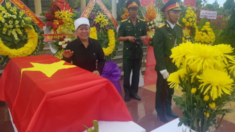 Ha der loom đhr’niêng bh’rợ c’lêng lâng tâp n’hang 17 cha năc liệt sỹ đhị Quảng Nam