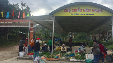 Quảng Nam: Liêm chr’năp chợ 5 r’bhầu đồng zr’lụ da ding ca coong Tây Giang