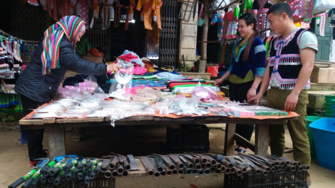 R’rộ r’răm chợ phiên Co Mạ coh Sơn La
