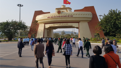 Bh’nơơn chr’năp ga măc C’lâng 9 – Nam Lào: Râu liêm choom âng bh’rợ đoàn kết chr’năp Việt – Lào