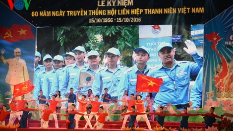 Hơnh déh 60 c’moo t’ngay truyền thống Hội Liên hiệp ta đhâm c’mor Việt Nam lâng cher đoọng Huân ch’ner “15 c’xêê 10”​