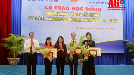 Phó Chủ tịch k’tiếc k’ruung Đặng Thị Ngọc Thịnh ting pấh pa đớp học bổng “Đh’rứah a đhi tước trường” đhị tỉnh An Giang