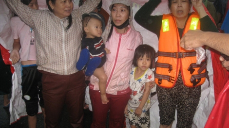 Bộ trưởng Bộ Giáo dục lâng Đào tạo cher đoọng Bằng khen đoọng ha zâp apêê cô giáo trường mầm non An Hiệp, Phú Yên