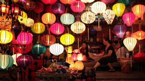 Quảng Nam bhiệc bhan râu tr’ang g’lúh tr’nơợp ta bhrợ đhị Hội An