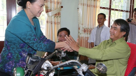 Chủ tịch Quốc hội tước lum lêy Trung tâm băn par manuýh thương binh lâng manuýh vêy công Long Đất