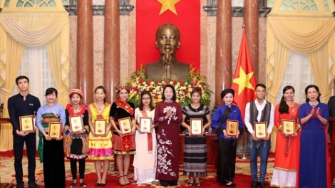 Phó Chủ tịch k’tiếc k’ruung Đặng Thị Ngọc Thịnh lưm k’bhúh đại biểu học sinh, sinh viên acoon cóh