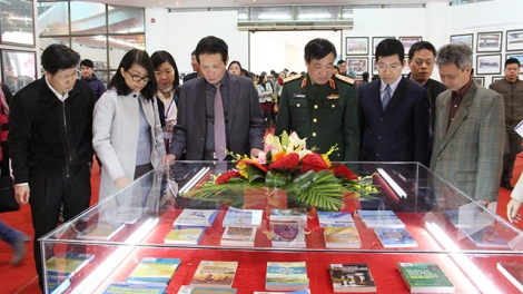 Pa cắh sách, cha nụp, tư liệu đắh “ Việt Nam- acoon c’lâng pa đăn lâng bha lang k’tiếc”